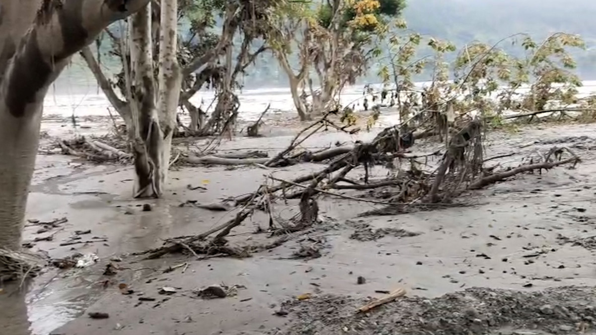 महादेवफाँटमा शव व्यवस्थापन गर्दै सशस्त्र प्रहरी