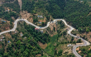 त्रिशूलीको कटानले नौबिसे–मलेखु सडक तीन ठाउँमा भासियो