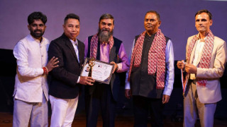 चितवनका  सञ्चारकर्मी मगरलाई काठमाडौँमा अवार्ड