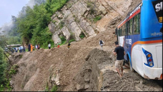 बाढी र पहिरोका कारण देशका विभिन्न मुख्य राजमार्गहरू पूर्ण रूपमा अवरुद्ध