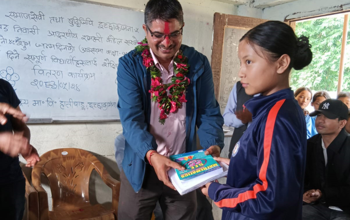 इच्छाकामनाका समाजसेवी उद्यमी व्यवसायी रामहरी कडेंलद्वारा हात्तिवाङका विद्यार्थीलाई शैक्षिक सामाग्री हस्तान्तरण