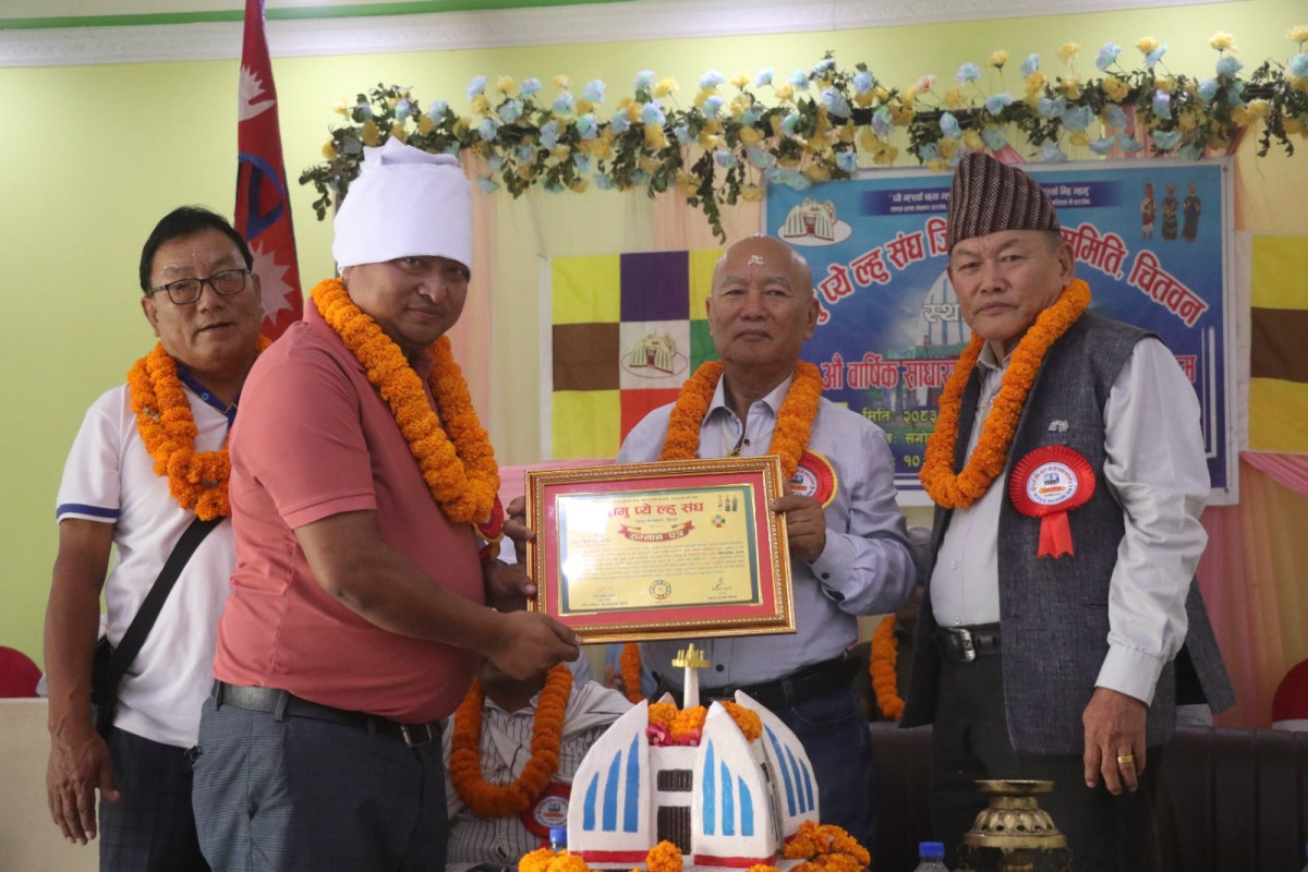 तमू प्ये ल्हु संघ चितवनद्वारा तमू सञ्चारकर्मी संघ नेपालका अध्यक्ष चित्र सोल्टी न्हान्सी गुरुङ सम्मानित