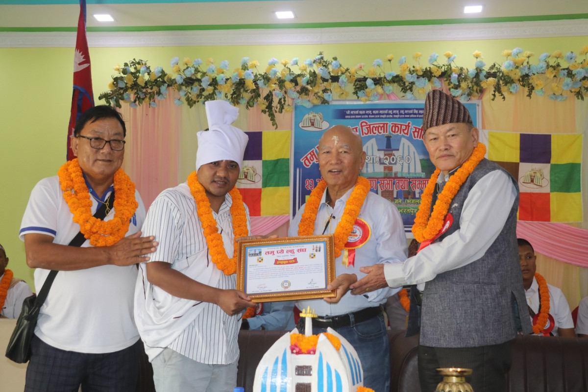 तमू प्ये ल्हु संघद्वारा सञ्चारकर्मी संघ चितवनका अध्यक्ष हिरालाल गुरुङलाई सम्मान