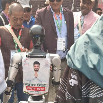 केन्द्रीय सदस्यमा उम्मेदवारी दिएका नवराज त्रिपाठीले भोट माग्न ल्याए रोबोट
