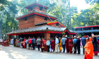 नवरात्रको दोस्रो दिनः शक्तिपीठ एवं देवी मन्दिरमा  बिहानैदेखि भक्तजनको चाप बढ्न थाले