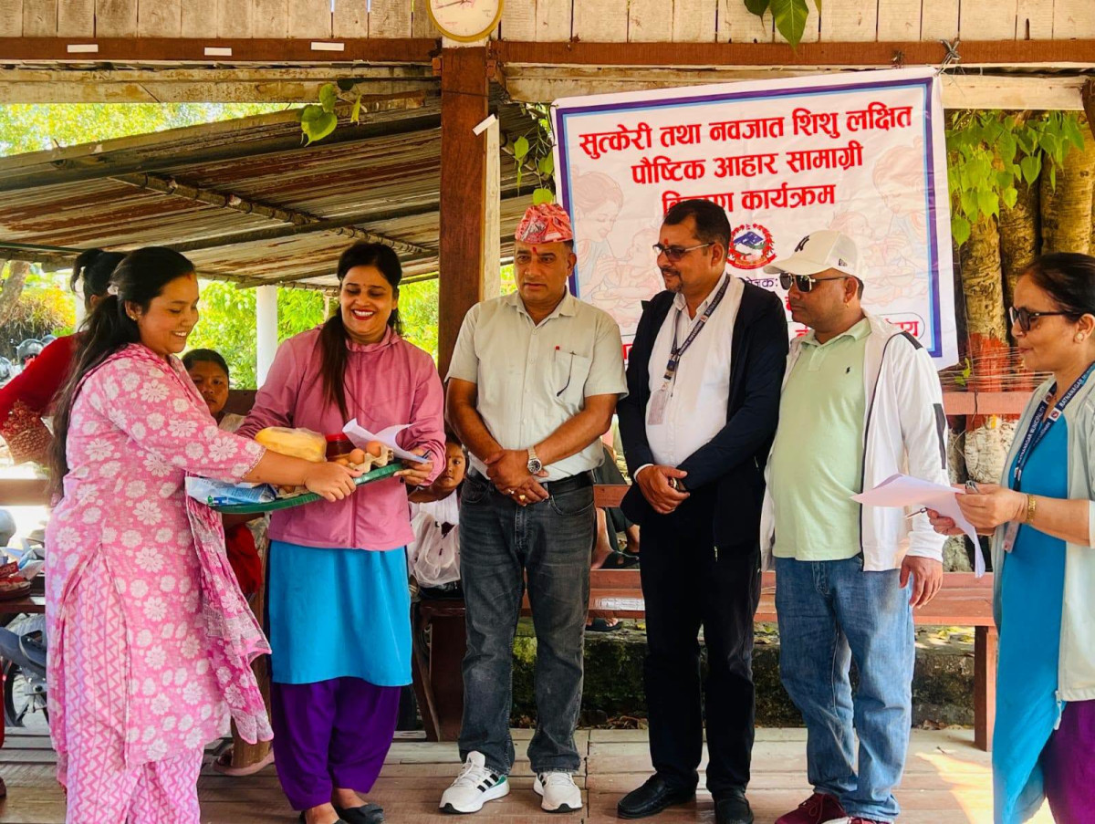 रत्ननगर–१६ मा गर्भवती तथा सुत्केरी आमालाई पोषण सामग्री वितरण