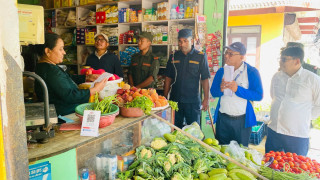 देवघाटमा ५२ पसलको अनुगमन,दर्ताविहीन १२ पसललाई दर्ता गर्न आग्रह