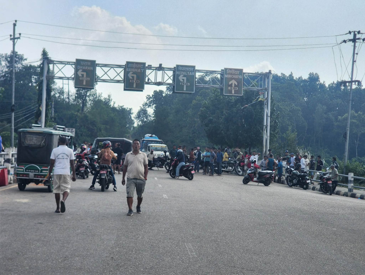 शिक्षकको मृत्युपछि कटारीमा प्रदर्शन, राजमार्ग अवरुद्ध