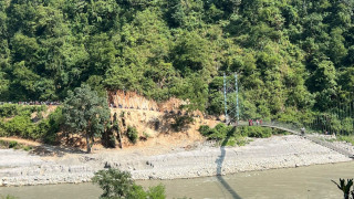 त्रिशूली नदीको बाढीले पुल बगाएपछि मलेखुको झोलुङ्गे पुललाई वैकल्पिक मार्गमा प्रयोग
