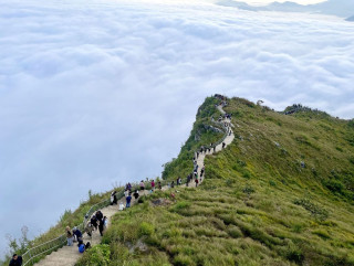 कुहिरोको घुम्टोमा सजिएको मानुङकोट