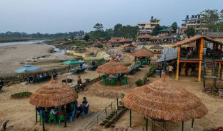 सौराहामा दसैँ बिदामा आन्तरिक तथा बाह्य पर्यटकको चहलपहल बढ्यो