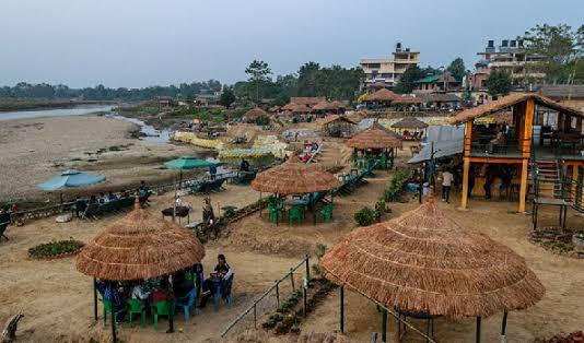सौराहामा दसैँ बिदामा आन्तरिक तथा बाह्य पर्यटकको चहलपहल बढ्यो