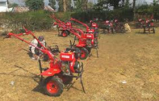 दुर्गम पहाडी जिल्लामा ‘मिनी टिलर’ गोरुको विकल्प बन्दै